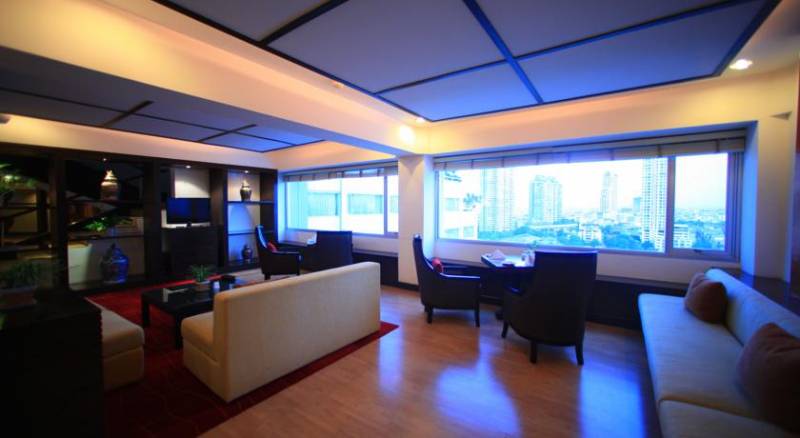 Ramada Plaza Bangkok Menam Riverside