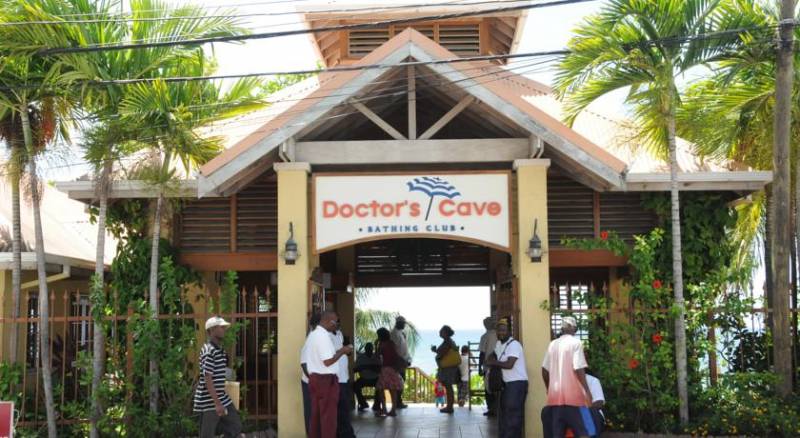 Doctors Cave Beach Hotel