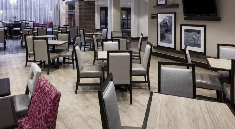 Hampton Inn & Suites Omaha-Downtown