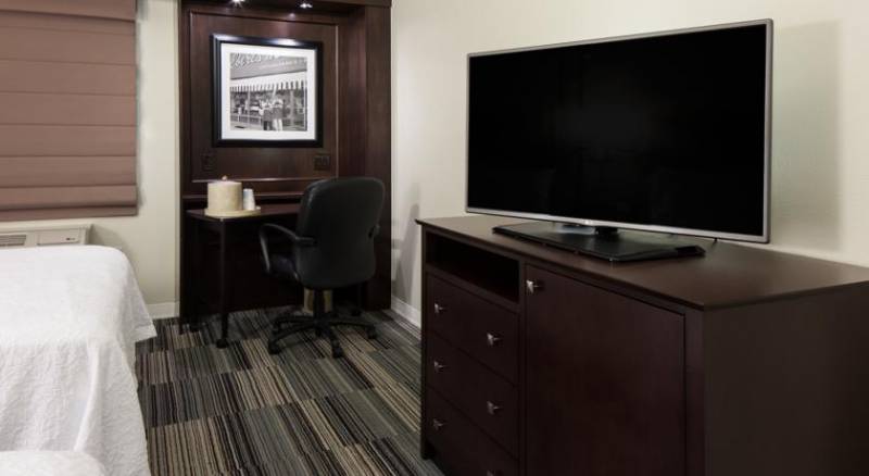 Hampton Inn & Suites Omaha-Downtown