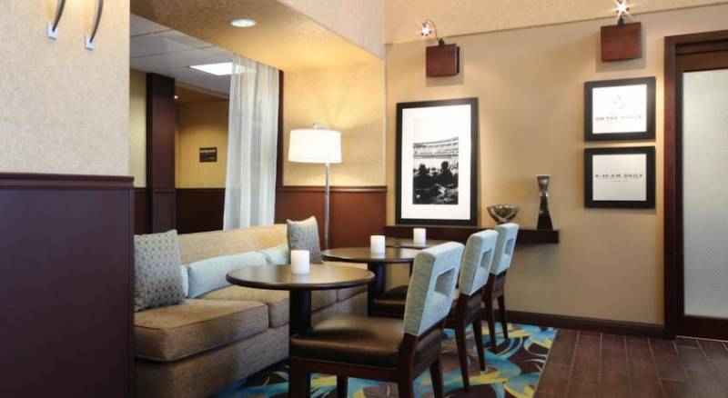 Hampton Inn & Suites Ontario