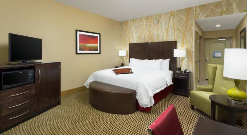 Hampton Inn & Suites Williamsport - Faxon Exit