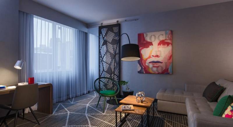 Renaissance Montreal Downtown, A Marriott Luxury & Lifestyle Hotel