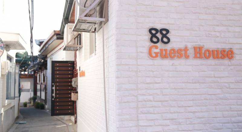 88 Guesthouse & Cafe