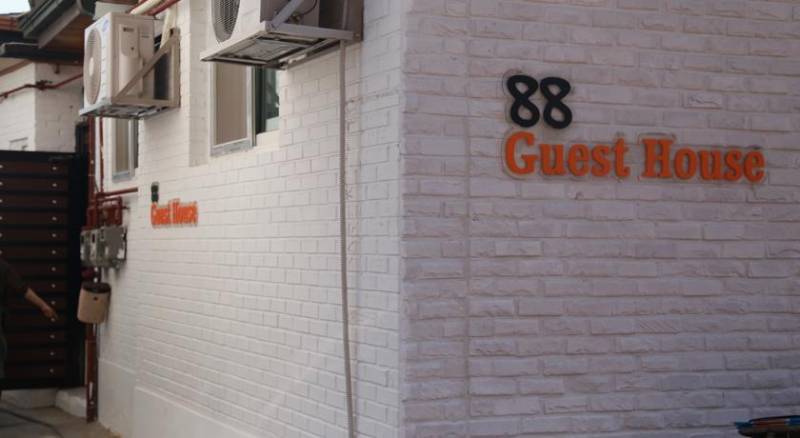 88 Guesthouse & Cafe