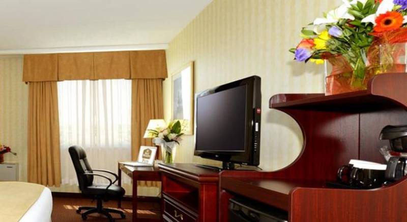 Best Western Plus Toronto Airport Hotel