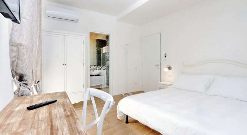 Giuliana Charming Rooms