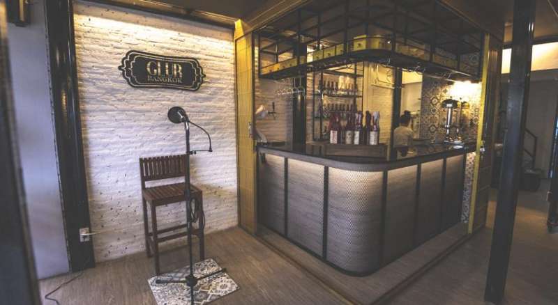 Glur Bangkok Hostel & Coffee Bar