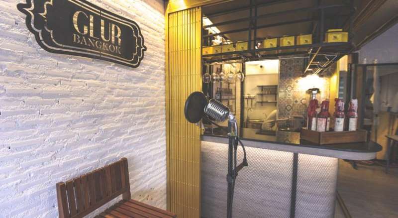 Glur Bangkok Hostel & Coffee Bar